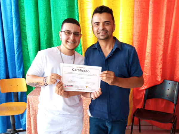 Prefeitura de Cajazeiras entrega certificados de conclusão de curso profissionalizante ao público LGBTQIAP+