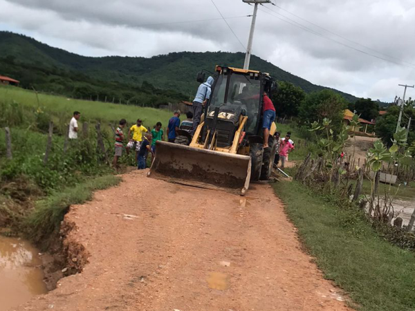 Na Zona Rural: Prefeitura de Cajazeiras recupera trechos estragados pelas fortes chuvas