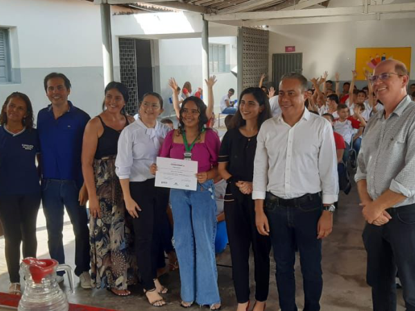 Aluna do Sistema Municipal de Ensino de Cajazeiras recebe premiação do Concurso de Desenho e Redação da CGU/PB