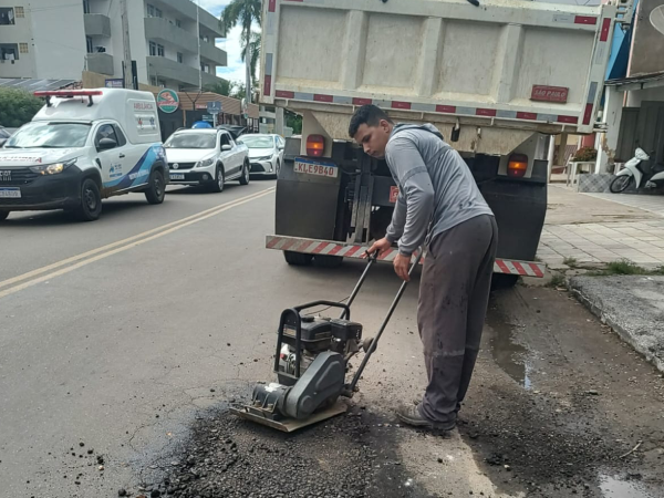 Mais trabalho: Prefeitura de Cajazeiras recupera pavimentação asfáltica de várias ruas