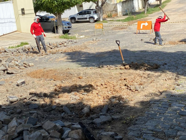 Prefeitura de Cajazeiras recupera trechos danificados pelas chuvas em ruas de diversos bairros