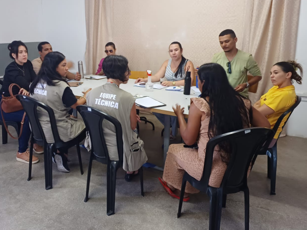 Secretarias acompanham grupo de famílias ciganas residentes na Serra da Arara, em Cajazeiras