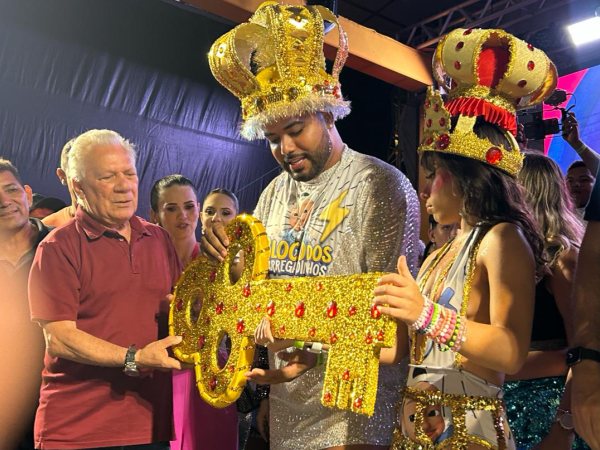 Multidão lota o Corredor da Folia na abertura do Carnaval do Cajazeiras; Zé Aldemir entrega as chaves da cidade para Rei