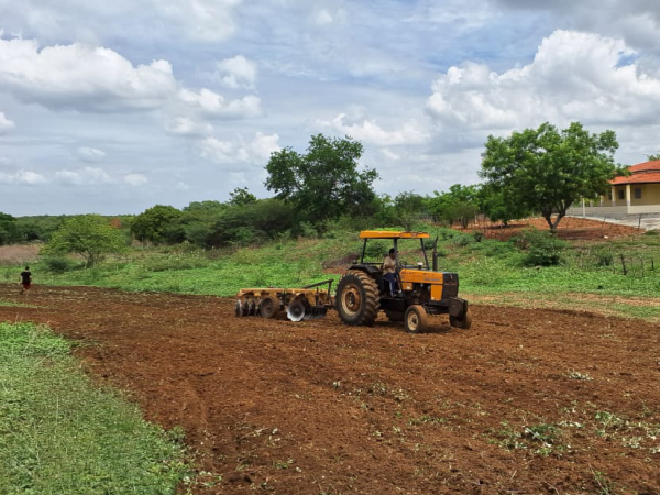 Secretaria de Agricultura intensifica cortes de terra na zona rural de Cajazeiras