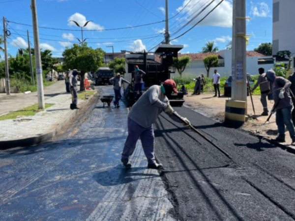 Zé Aldemir consegue recursos para pavimentação de mais dez ruas em Cajazeiras