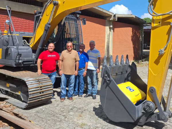 Prefeitura de Cajazeiras recebe PC Escavadeira para serviços de infraestrutura no município