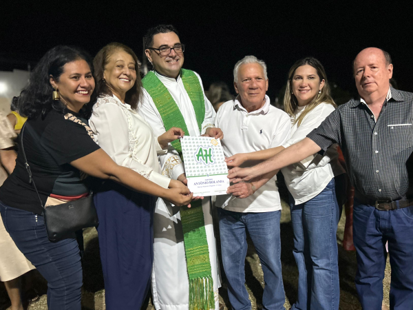Diocese agradece doação de terreno e Zé Aldemir prestigia missa com padre Janilson