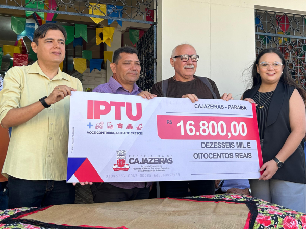 Cheques de 16 mil e oitocentos reais: Prefeitura de Cajazeiras entrega premiação das campanhas do IPTU de 2021 e 2022