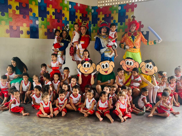 Prefeitura leva brinquedos e atrações artísticas a escolas e creches durante a Semana da Criança