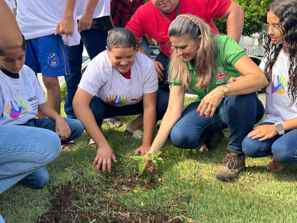 Prefeitura realiza ação de plantio de mudas e incentiva a preservação ambiental