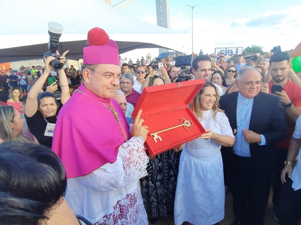 Prefeita Corrinha Delfino recepciona Dom Francisco Gabriel, novo bispo diocesano de Cajazeiras, na entrada da cidade