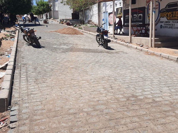 ACELERA CAJAZEIRAS: Prefeitura inicia pavimentação da terceira rua na zona sul da cidade