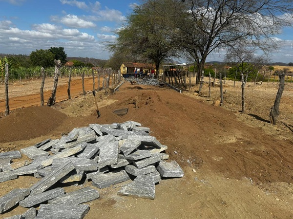 ACELERA CAJAZEIRAS: Prefeitura inicia pavimentação da estrada do sítio Zé Dias