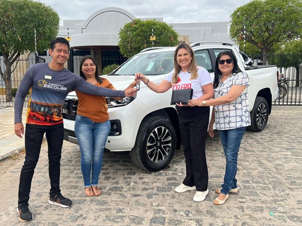 Prefeita Corrinha Delfino entrega mais um novo veículo à Secretaria de Educação