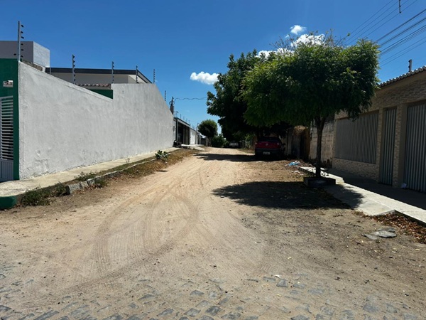 ACELERA CAJAZEIRAS: Prefeitura inicia pavimentação da Rua José Ferreira Pires no bairro Fátima Santos