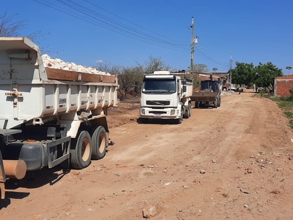 Prefeitura de Cajazeiras inicia pavimentação a paralelepípedo da Rua Projetada 01 na Agrovila