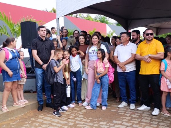 Prefeitura entrega escola reformada e ampliada em Engenheiro Avidos e abre ano letivo