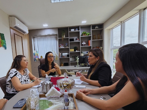 Em João Pessoa, Corrinha Delfino articula apoio para famílias afetadas pelas chuvas e liberação de escrituras