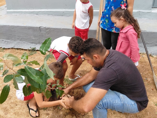 Secretaria de Meio Ambiente realiza ação de plantio de mudas e educação ambiental no Sítio Almas