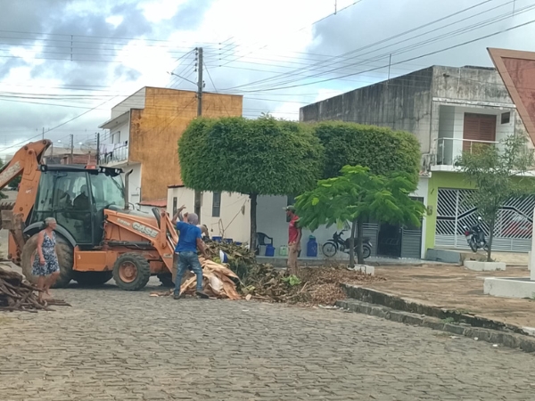 Prefeitura mantém ritmo acelerado em ações de limpeza, iluminação e recuperação de vias