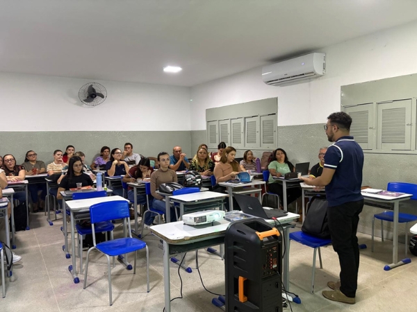 Secretaria de Educação promove formação do Projeto Rever para professores do sistema municipal