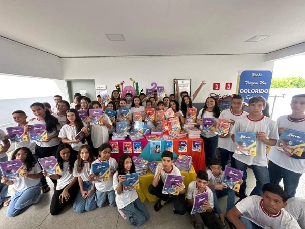 Alunos das escolas municipais recebem material pedagógico do Projeto Rever