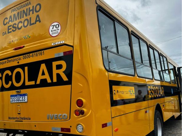 Prefeitura de Cajazeiras amplia frota escolar com entrega do quinto ônibus de 2026