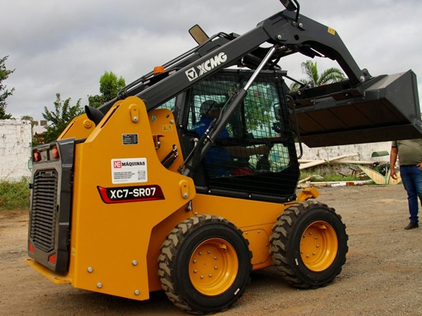 Prefeitura de Cajazeiras reforça frota de infraestrutura com entrega de nova Bobcat
