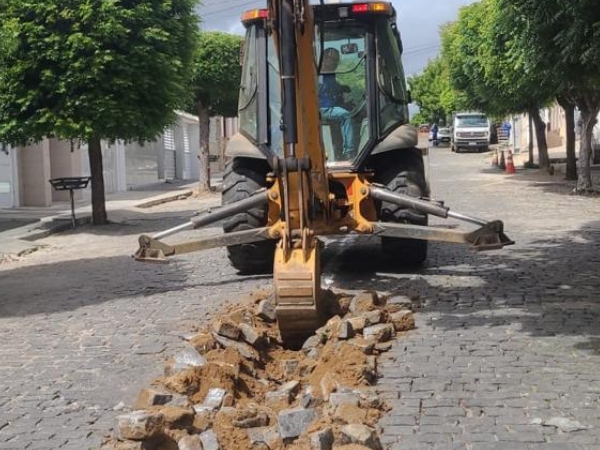 Obra da CAGEPA no Centro de Cajazeiras prepara ruas para futura pavimentação asfáltica