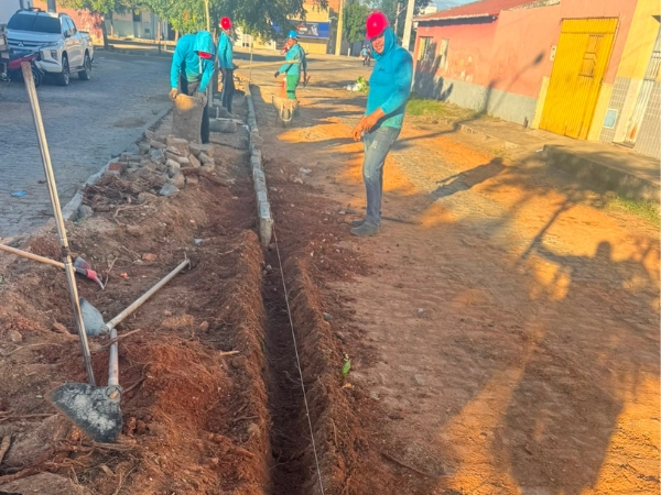 Prefeitura inicia recuperação dos canteiros da Rua José Alves da Cunha no bairro Pôr do Sol