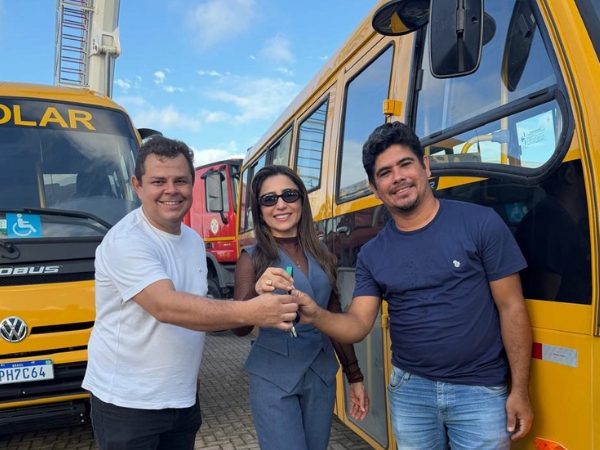Prefeitura de Cajazeiras recebe novo ônibus escolar para reforçar transporte de alunos