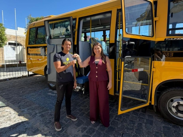 Secretaria de Educação amplia frota do transporte escolar com a entrega de mais um ônibus zero quilômetro