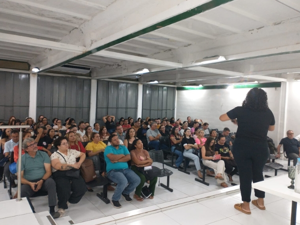 Secretaria de Educação promove formação sobre práticas pedagógicas antirracistas para professores e coordenadores