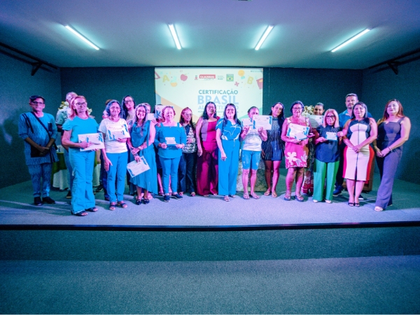 Secretaria de Educação entrega certificados de conclusão a alunos do Programa Brasil Alfabetizado