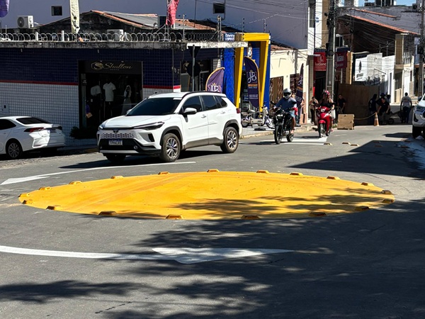 Prefeitura de Cajazeiras investe em mobilidade e constrói rotatória em ruas do centro