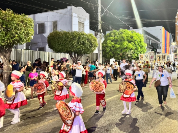 Cajazeiras celebra 163 anos com grandioso desfile cívico que conta a história da formação da Paraíba