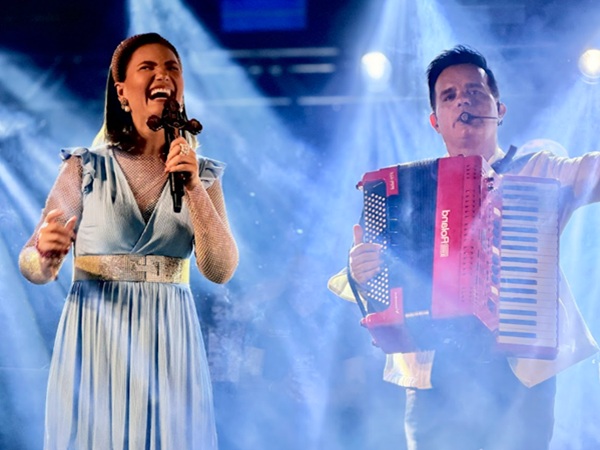 Noite Católica reúne multidão em Cajazeiras com show de Ana Clara Rocha