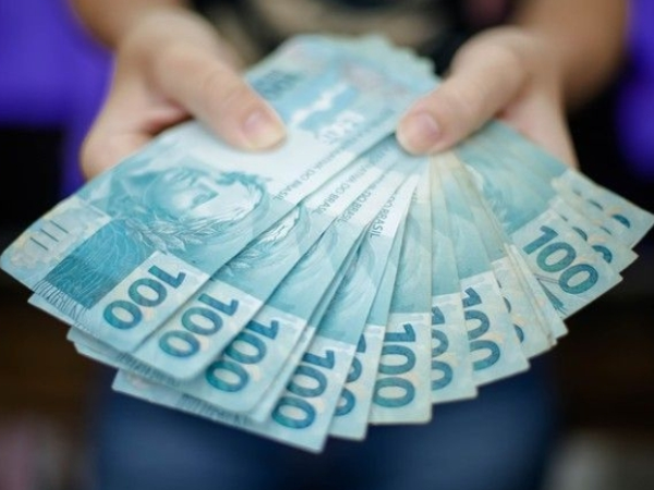 Prefeitura de Cajazeiras paga salários de agosto dentro do mês trabalhado e salários já estão nas contas dos servidores
