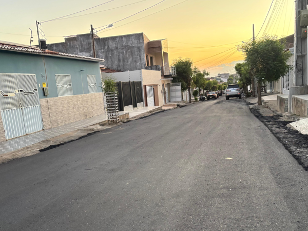 Pavimentação asfáltica avança e chega à quarta rua do cronograma em Cajazeiras