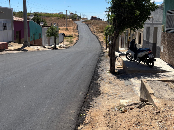 Prefeitura de Cajazeiras intensifica ações de pavimentação e entrega Rua São José totalmente asfaltada
