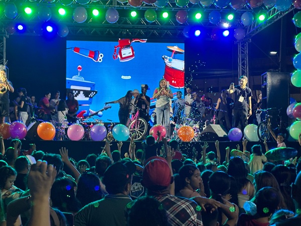 Multidão toma a Avenida Juvêncio Carneiro e participa da Festa das Crianças em Cajazeiras